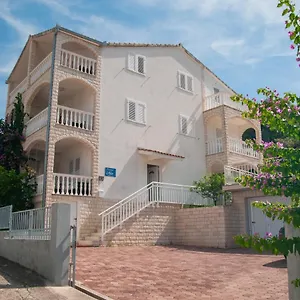 https://villa-mia-trogir.hotels-in-trogir.com